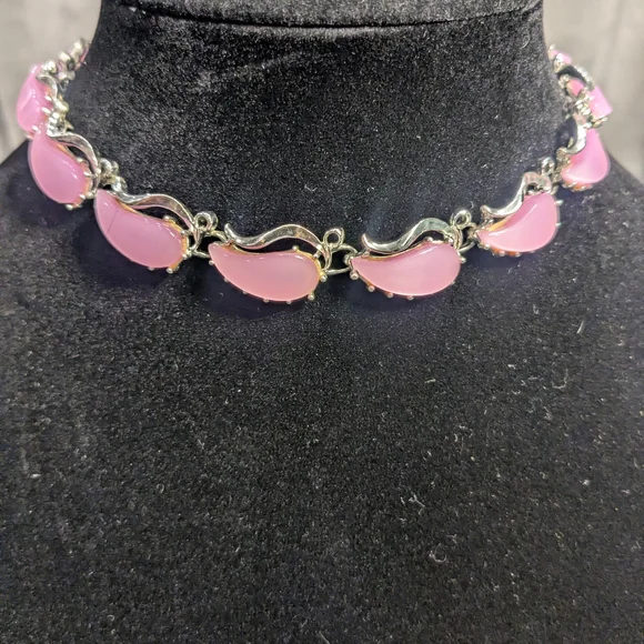 1950s Vintage Thermoset Barbie Pink 3 Piece Jewelry Set - Picture 6 of 15